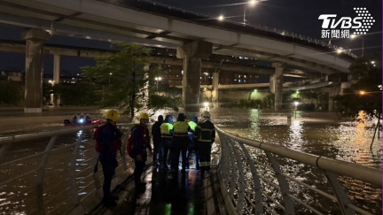 暴雨釀淹水！北市萬華公園3男受困　消防船艇救援