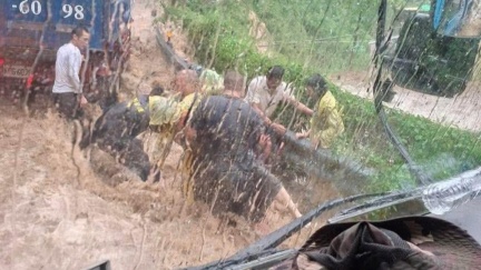 騎車露營遭泥水沖倒！嘉義女大生「頭卡護欄亡」