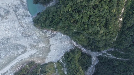 萬里溪堰塞湖水位再升！距壩頂僅26公分　下午恐溢流