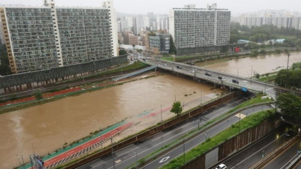 水彈轟炸首爾！東部高速公路全線封閉　漢江發洪水警報