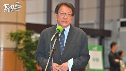 潘孟安推開記者　府：怕碰到設備自然抬手