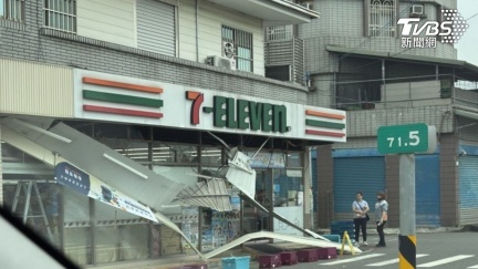 高雄7-11招牌突「整排坍塌」　路人傻眼