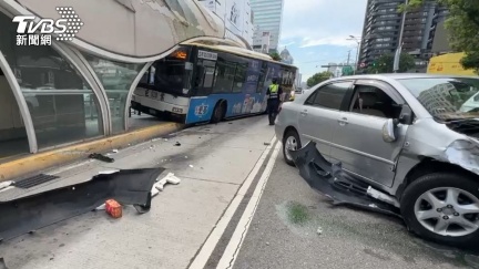 台中台灣大道連環撞　2車追撞把公車撞上候車亭5傷
