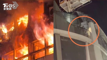 台中台灣大道大樓大火　6人困頂樓揮手求救