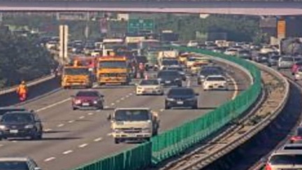 上班注意！國1「3車連環撞」滿地殘骸　回堵8km塞爆