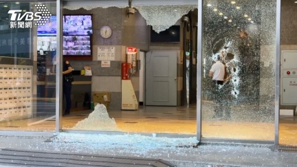 台中辦公大樓遭開槍！數10發子彈狂襲　大門玻璃全碎