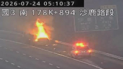 國3沙鹿段火燒車！小客車追撞大貨車　駕駛受困活活燒成焦屍