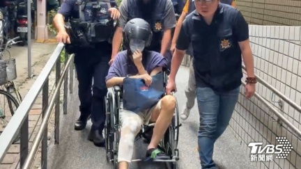 50刀砍死妹夫！陽交大教授今戒護出院　坐輪椅移送畫面曝