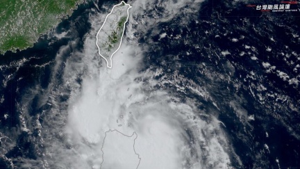 紅霞已到家門口！暴風圈今晚掠過台灣「恐衝巔峰中颱」