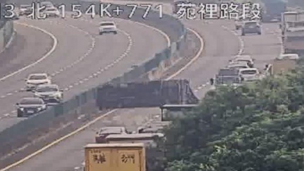 國3北向苑裡段大貨車翻覆！巨大車體橫躺占2車道