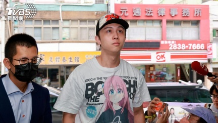 孫安佐噴火槍首開庭！穿《孤獨搖滾！》現身士院