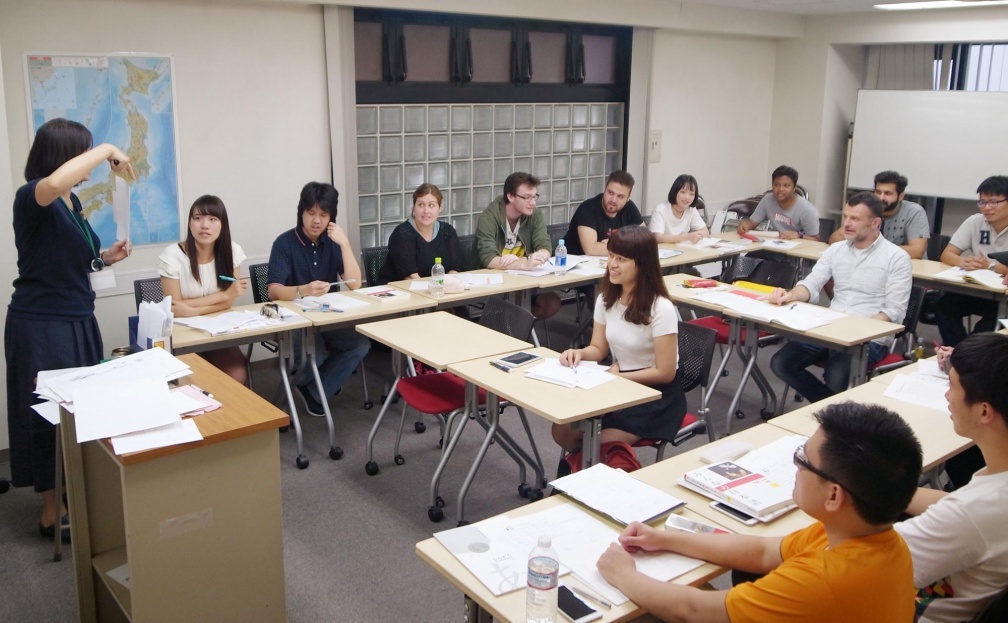 首圖來源：東方IC。2016年7月20日，日本政府決定將制定標準，取消管理不善的日語學校的辦學許可。圖為東京都台東區的日語學校學生上課情況。