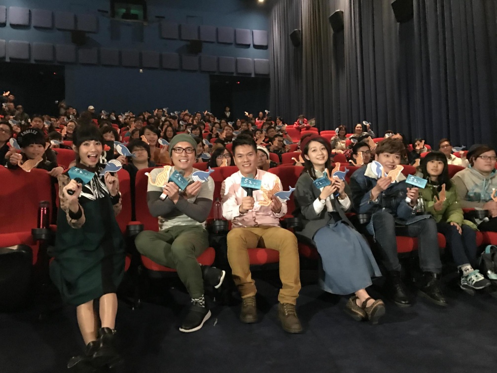 《52赫茲我愛你》演員李千娜（左起）、范逸臣、舒米恩、安乙蕎、又仁，一起加入「K歌場」與觀眾同聲高唱。