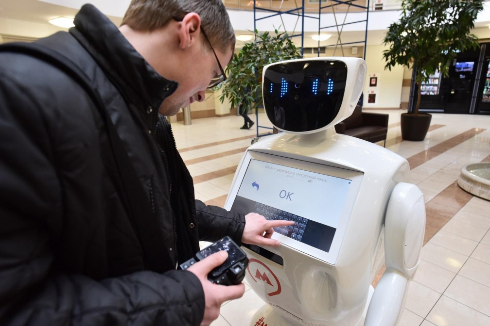 莫斯科地鐵在二號啟用一款迎賓機器人，會打招呼、說笑話，還能替乘客拍照。（東方IC）