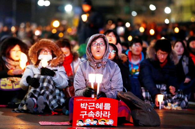 南韓總統朴槿惠的心腹崔順實，被爆出洗錢與特權干政，民憤一週比一週激烈，他們的不滿，很難只用幾個鏡頭或幾句話帶出。（圖：東方IC）