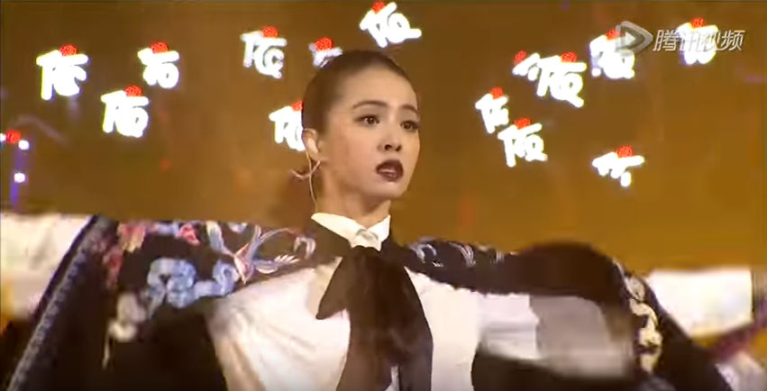 蔡依林在北京低溫下包得密不透風，連唱〈說愛你〉〈PLAY我呸〉等歌曲，帶著舞群賣力演出。