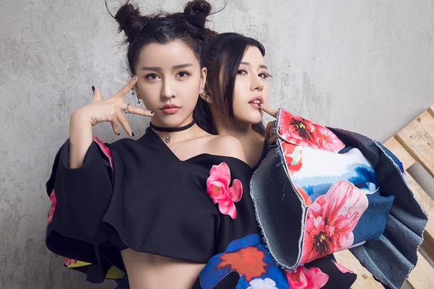 新加坡雙胞胎組合BY2發行了她們的第8張專輯，兩人化身桃花姬。
