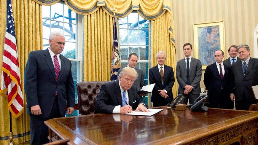 美國新任總統川普簽署了行政命令，正式退出由前任歐巴馬主導倡議的「 跨太平洋夥伴協定」（TPP）