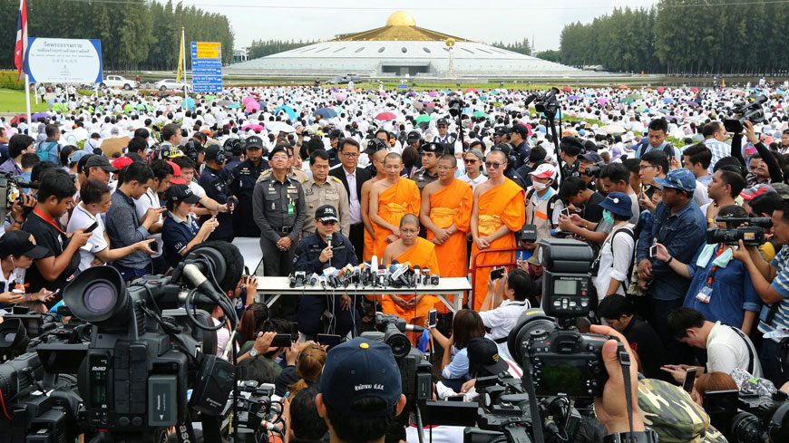 2016年6月16日，泰國法身寺主持法勝法師捲入1400萬美元醜聞，警方攜逮捕令試圖入寺逮捕，在寺外遭遇成千信徒封路阻擾。