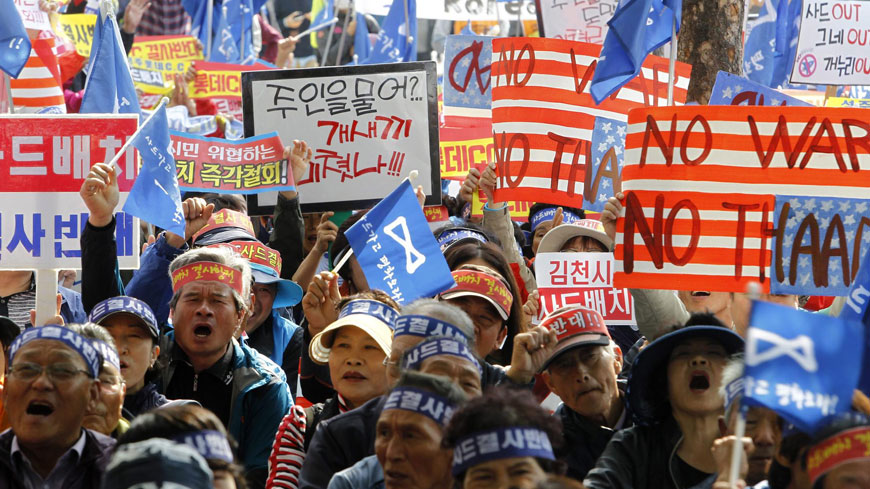 圖為南韓星州郡的居民2016年10月間在首爾抗議，星州郡是薩德飛彈防禦系統預定部署地點。（東方IC）