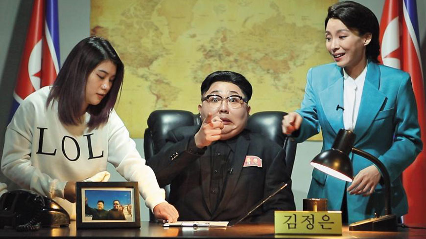 《全球大悶鍋》今年上線，不論模仿韓國最高領導人金正恩（中），或穿LOL潮T的女殺手（左）都微妙微肖。前主播張宇（右）也軋一角扮演翻譯官。