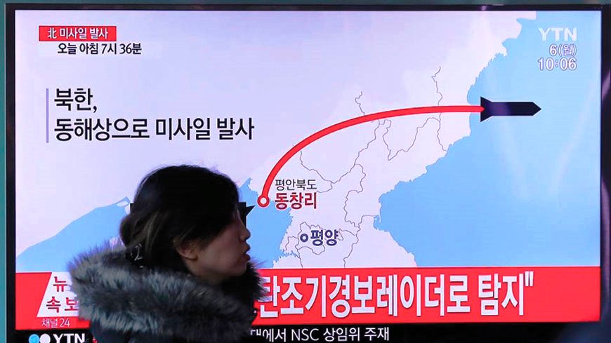 首爾火車站的電視螢幕，6日早上正在播送北韓試射飛彈的快訊。