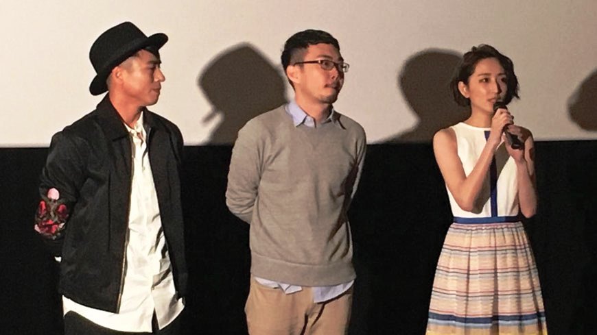 柯佳嬿（右起）、導演程偉豪和演員莊凱勛在電影《目擊者》試映後跟觀眾打招呼。