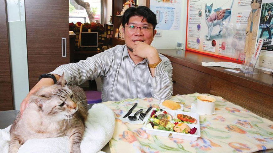 陳易成家裡有許多醫院救回來的病貓，只有診所裡的「阿蝦」是「無病領養」。
