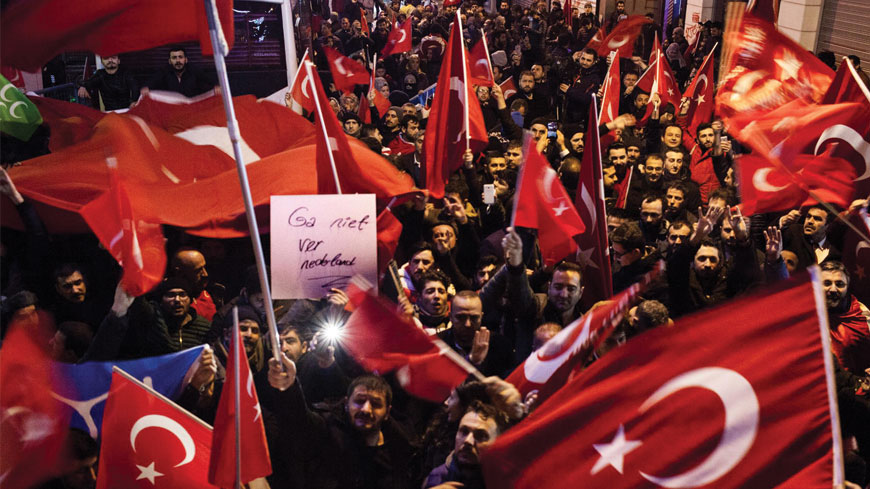 2017年3月12日，土耳其民眾聚集在伊斯坦堡荷蘭領事館外抗議土國部長遭拒絕入境。（東方IC）