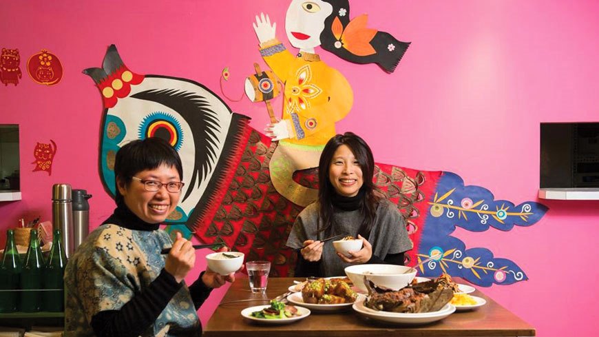 蘇紋雯（右）和陶桂槐（左）攜手創辦的魚麗共同廚房，讓人嘗到女人們相互照顧的溫暖滋味。