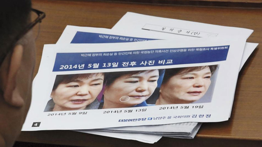 南韓國會議員比對朴槿惠在世越號船難發生前後2天的照片，質疑她在船難發生時接受了眼部除皺手術。（達志影像）