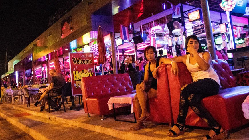 泰國芭達雅一處紅燈區街旁的風塵女郎，來這裡的通常是西方人，都是公開在街邊討價還價。圖取自東方IC
