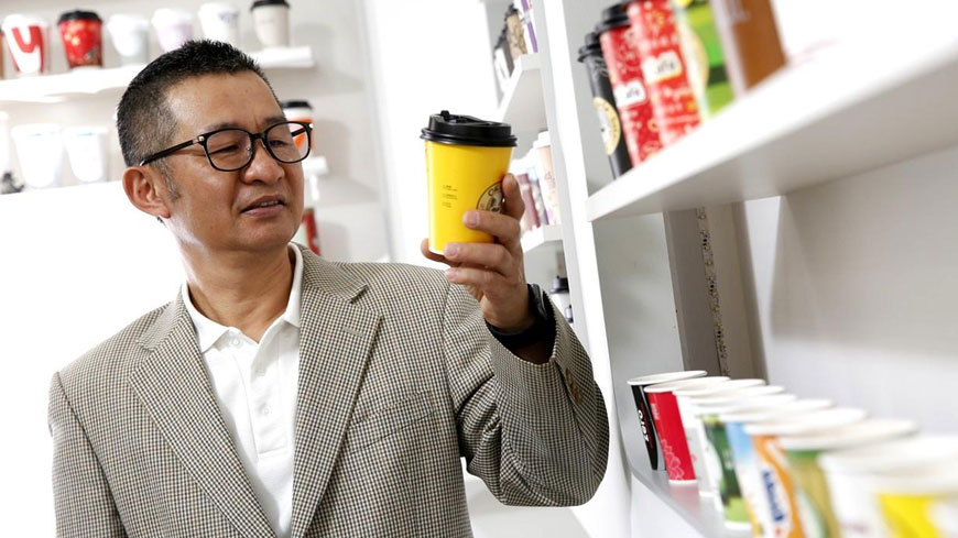 奎達董事長林俊賢愛杯成痴，國內連鎖咖啡店的第1個杯子多出自他之手。