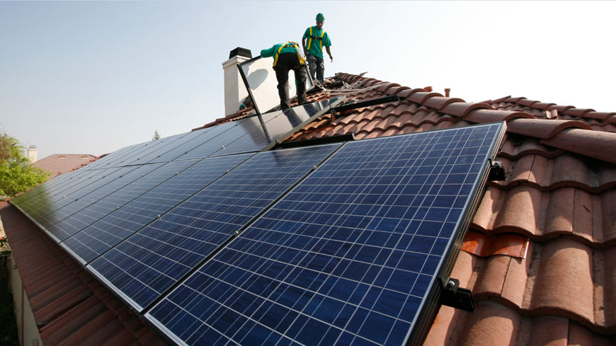 陽光加州是太陽能大州，3月11日，太陽能供電更一舉突破全州能源供給的50%大關。圖為加州一民宅鋪設太陽能板。(東方IC)
