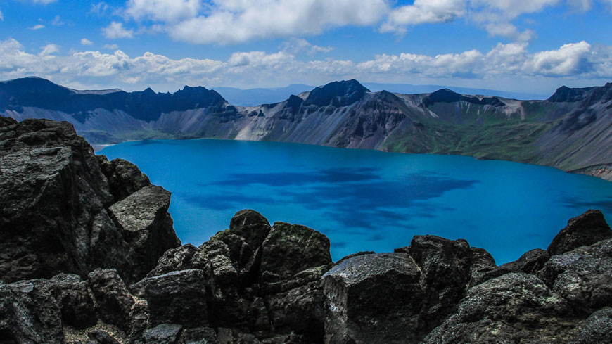 長白山（白頭山）山頂的天池是中國與北韓的界湖。天池是火山爆發形成的火山口湖。（東方IC）