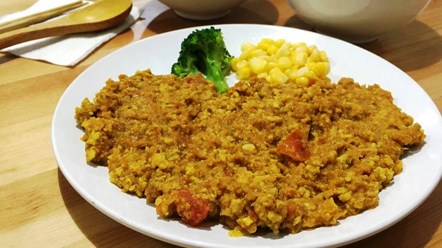 「番茄和豬肉乾咖哩飯定食」的乾咖哩是一款日本家常菜，在台灣鮮少有店家在賣。（150元／份）