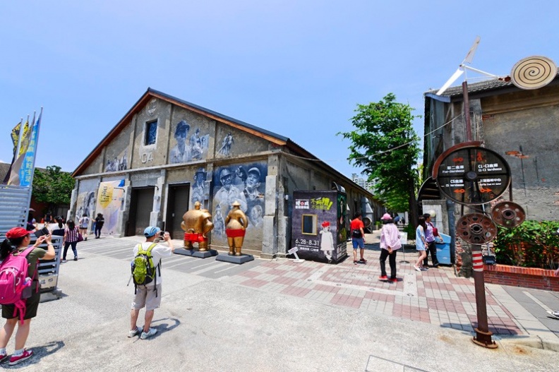 高雄駁二特區提供各種展覽與藝術表演，是許多遊客指定到來的景點之一