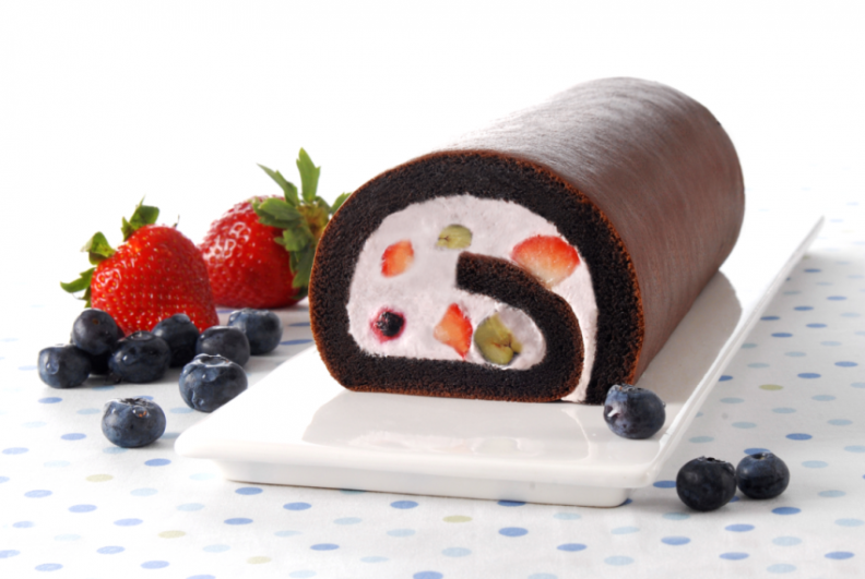 「亞尼克生乳捲-莓果樂園」將特黑巧克力泡芙蛋糕與新鮮草莓、藍莓、黑莓及紅黑醋栗的完美搭配，營造酸甜幸福滋味.png