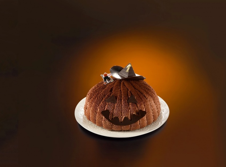 亞尼克「新奇古怪」是討喜古怪的南瓜造型巧克力蛋糕，給予味覺上的豐富享受，更增添萬聖慶典的趣味氛圍.jpg