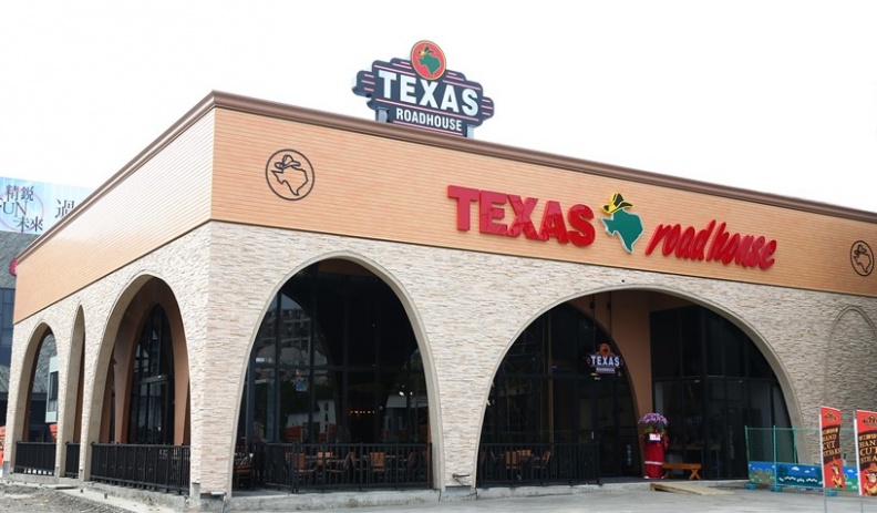 Texas Roadhouse德州鮮切牛排首次進軍中區，打造全台最大、海外首座獨立式分店！以全新西部工業休閒風格店型，為消費者帶來截然不同的美式時尚用餐體驗（圖由Texas Roadhouse德州鮮切牛排提供）.jpg