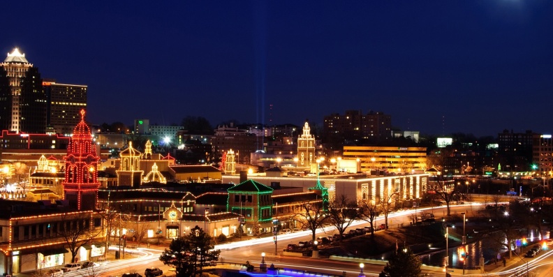 【圖說3】堪薩斯城－閃耀於夜空中的西班牙式穹頂高塔.jpg