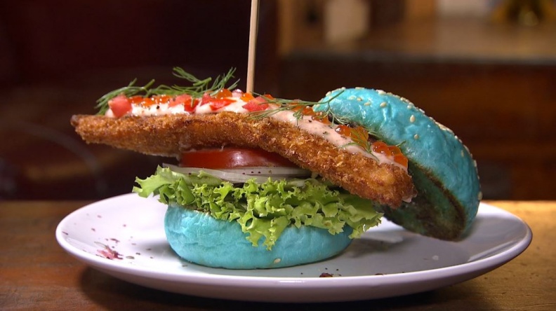 藍色漢堡打卡夯！台灣味的「珍珠美人魚」漢堡
