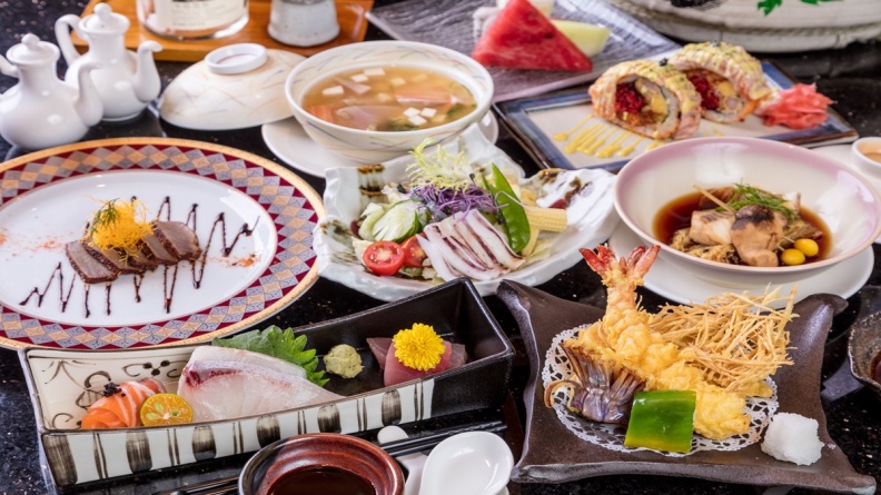 順園餐廳推出的「京綺美味」聖誕套餐，是順園主廚特別設計的限量美食。12月22日-12月31日只要點購兩套聖誕套餐，即贈一道主廚特製「咖哩螃蟹佐法式麵包」，讓您吃進濃濃異國節慶氛圍。.jpg