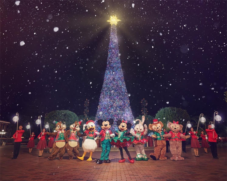 眾多迪士尼朋友跟著賓客一起在「聖誕飄雪時刻」期待飄雪降臨.jpg