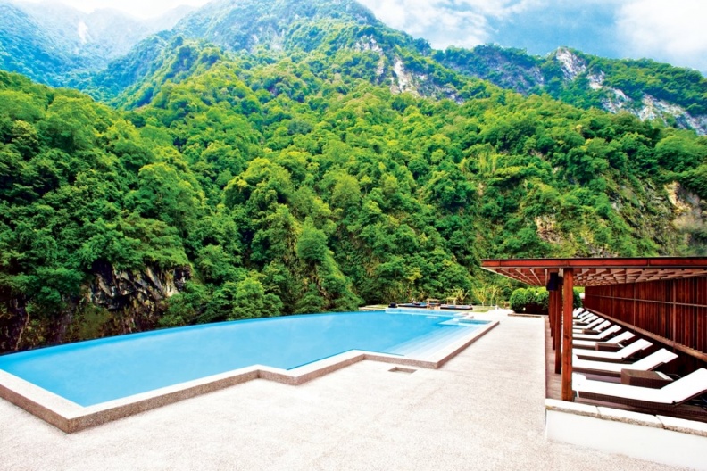 飯店頂樓峽谷無邊際泳池，是最受住客喜愛的打卡地點.jpg