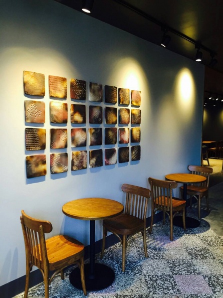 鶯歌門市其中有與當地陶藝家合作設計，為星巴克燒製具有咖啡圖騰的窯燒陶片，以拼貼藝術創造出藝術牆面.jpg