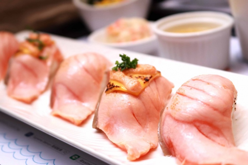 「加州起司炙燒鮭魚握壽司」套餐定價250元.jpg