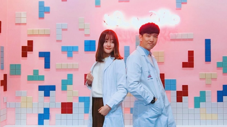 【新開店】韓劇封面自己拍！粉紅實驗室扭蛋牆超有趣
