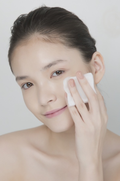 改變用化妝水的這3個小習慣，皮膚真的會變好！