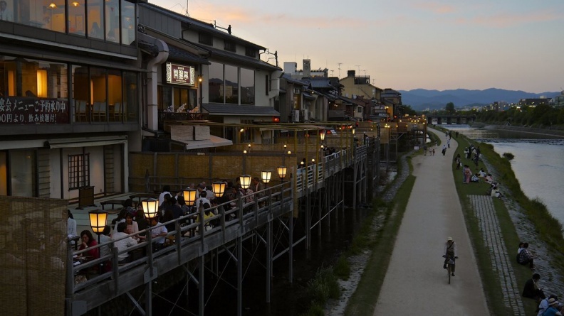 愈夜愈美麗！京都5大花街先玩這條：嘗60秒炸黑毛和牛、喝「京的涼風」、外帶抹茶大福